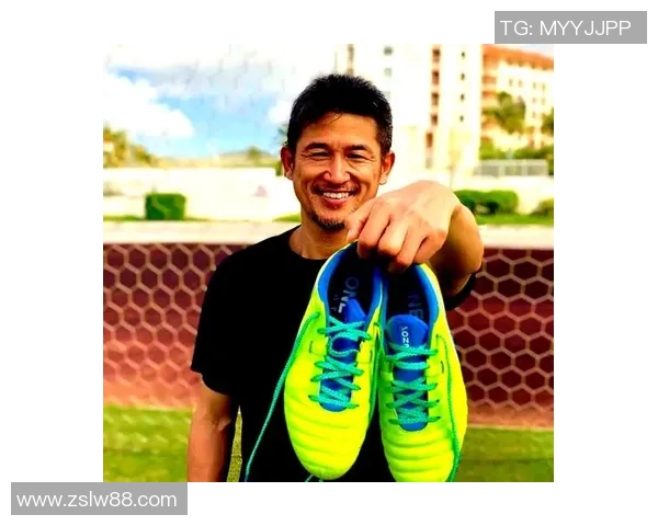 足球明星亲笔签名球鞋珍藏版图片展示与背后故事揭秘