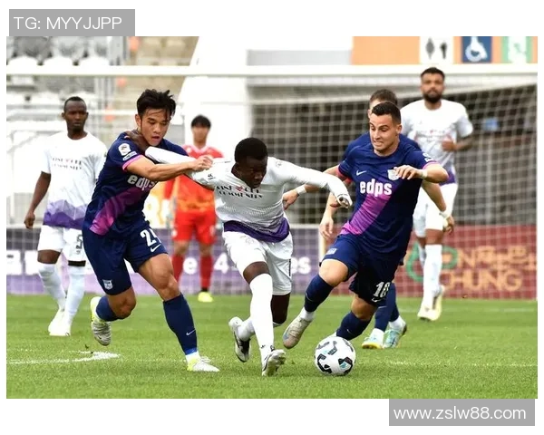 香港足球明星队激情踢球与动人歌声共舞展现体育与音乐的完美结合